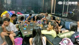 警方國慶日前夕破獲豪宅毒趴逮捕14名吸毒男女（翻攝畫面）