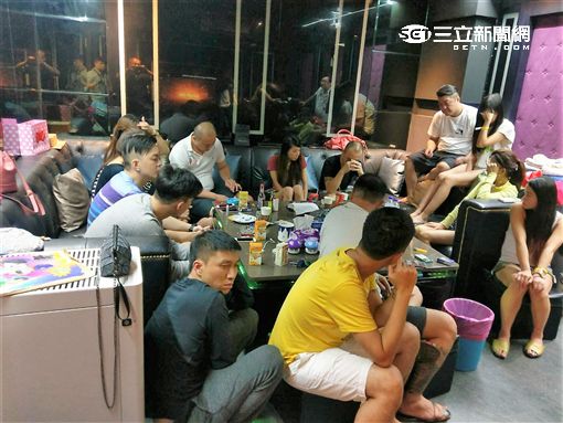 警方國慶日前夕破獲豪宅毒趴逮捕14名吸毒男女（翻攝畫面）