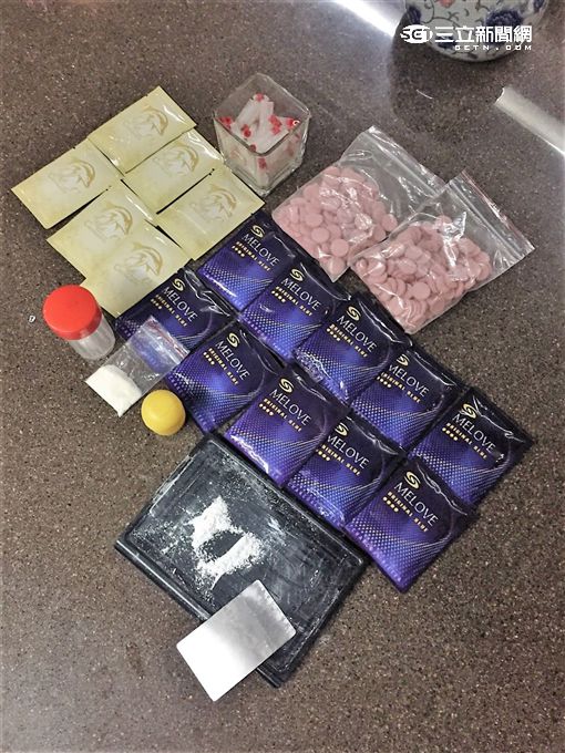 警方國慶日前夕破獲豪宅毒趴逮捕14名吸毒男女（翻攝畫面）