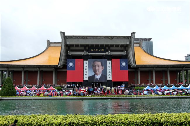 「我愛國旗嘉年華會｣10日在國父紀念館隆重登場，上千名熱愛中華民國及國旗民眾，齊喊「中華民國萬歲｣。（記者邱榮吉/攝影）