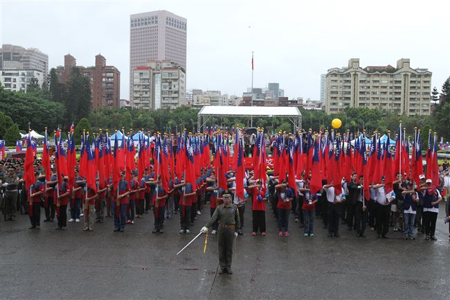 「我愛國旗嘉年華會｣10日在國父紀念館隆重登場，上千名熱愛中華民國及國旗民眾，齊喊「中華民國萬歲｣。（記者邱榮吉/攝影）