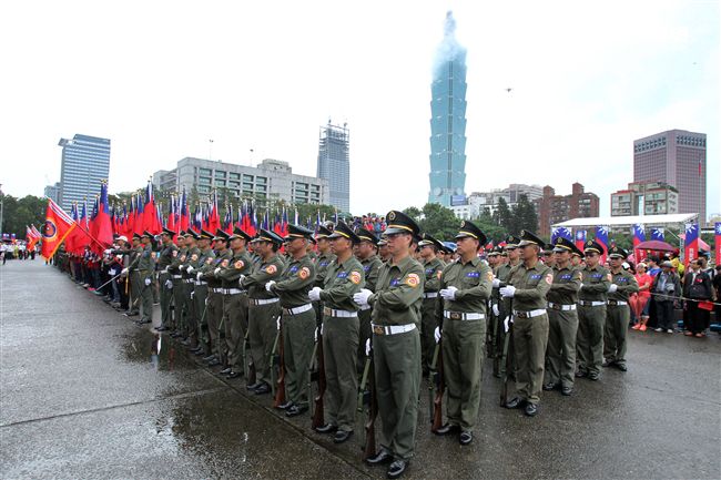 退役軍官中興連參加「我愛國旗嘉年華會｣，國父紀念館前踢正步。（記者邱榮吉/攝影）