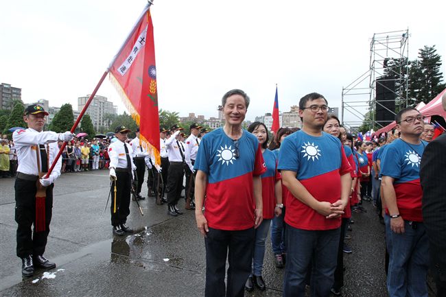 「我愛國旗嘉年華會｣10日在國父紀念館隆重登場，上千名熱愛中華民國及國旗民眾，齊喊「中華民國萬歲｣。（記者邱榮吉/攝影）