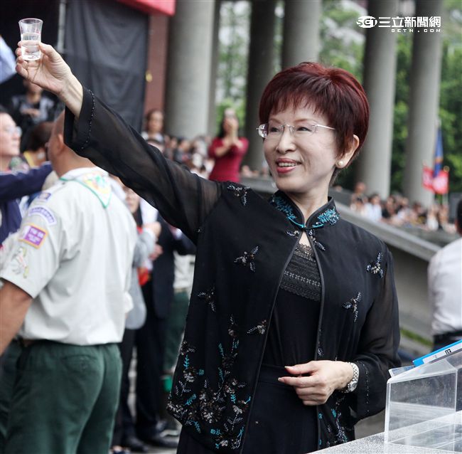 國民黨主席洪秀柱出席「我愛國旗嘉年華會｣，向國父銅像獻花鞠躬，帶領出席人員一起喝太平島的水。。（記者邱榮吉/攝影）