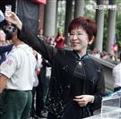 國民黨主席洪秀柱出席「我愛國旗嘉年華會｣，向國父銅像獻花鞠躬，帶領出席人員一起喝太平島的水。。（記者邱榮吉/攝影）