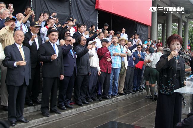 國民黨主席洪秀柱出席「我愛國旗嘉年華會｣，向國父銅像獻花鞠躬，帶領出席人員一起喝太平島的水。。（記者邱榮吉/攝影）