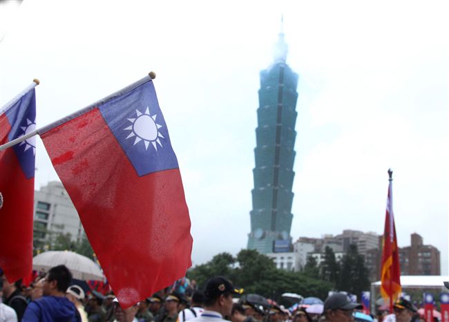 「我愛國旗嘉年華會｣10日在國父紀念館隆重登場，上千名熱愛中華民國及國旗民眾，齊喊「中華民國萬歲｣。（記者邱榮吉/攝影）