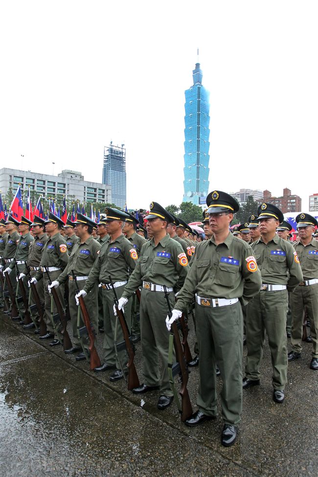 退役軍官中興連參加「我愛國旗嘉年華會｣，國父紀念館前踢正步。（記者邱榮吉/攝影）