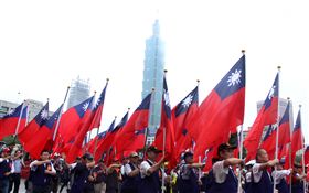 「我愛國旗嘉年華會｣10日在國父紀念館隆重登場，上千名熱愛中華民國及國旗民眾，齊喊「中華民國萬歲｣。（記者邱榮吉/攝影）