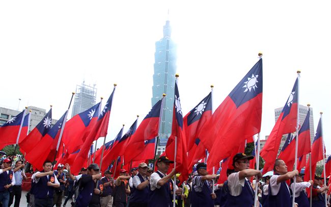 「我愛國旗嘉年華會｣10日在國父紀念館隆重登場，上千名熱愛中華民國及國旗民眾，齊喊「中華民國萬歲｣。（記者邱榮吉/攝影）