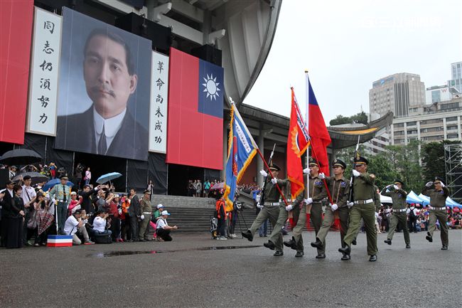 退役軍官中興連參加「我愛國旗嘉年華會｣，國父紀念館前踢正步。（記者邱榮吉/攝影）