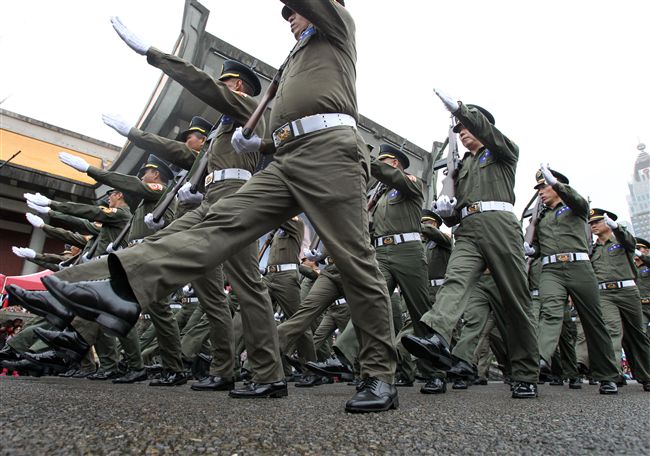 退役軍官中興連參加「我愛國旗嘉年華會｣，國父紀念館前踢正步。（記者邱榮吉/攝影）