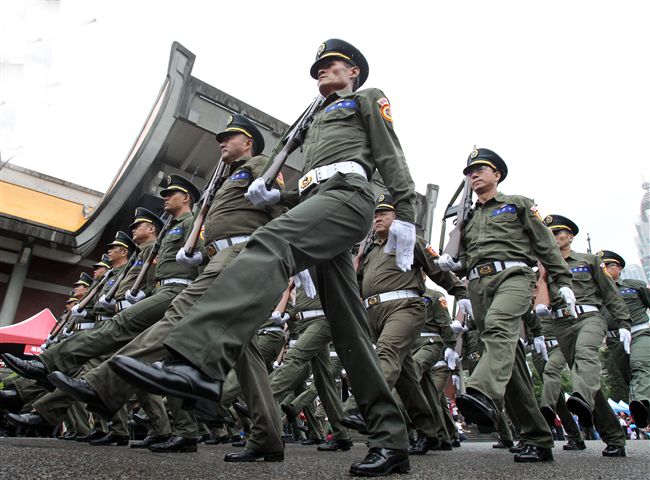 退役軍官中興連參加「我愛國旗嘉年華會｣，國父紀念館前踢正步。（記者邱榮吉/攝影）