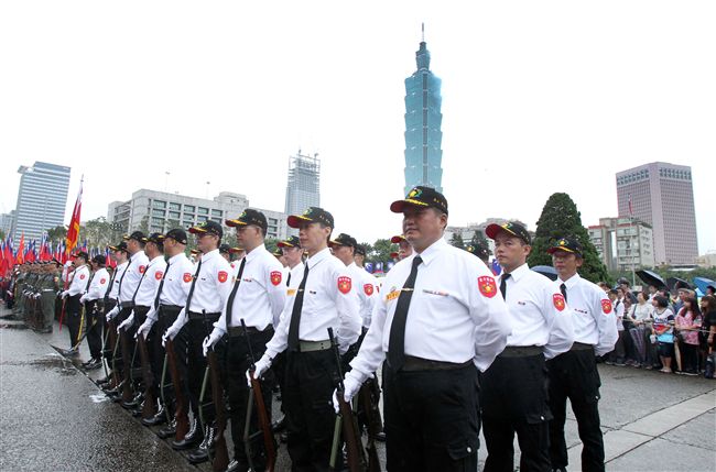 退役軍官中興連參加「我愛國旗嘉年華會｣，國父紀念館前踢正步。（記者邱榮吉/攝影）