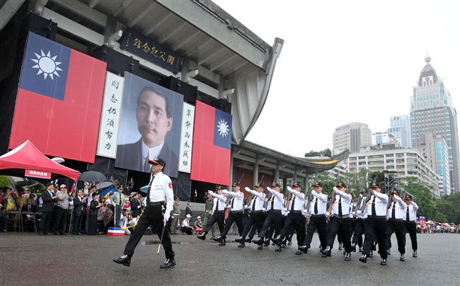 退役軍官中興連參加「我愛國旗嘉年華會｣，國父紀念館前踢正步。（記者邱榮吉/攝影）