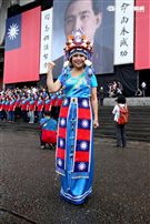 「我愛國旗嘉年華會｣10日在國父紀念館隆重登場，上千名熱愛中華民國及國旗民眾，齊喊「中華民國萬歲｣。（記者邱榮吉/攝影）