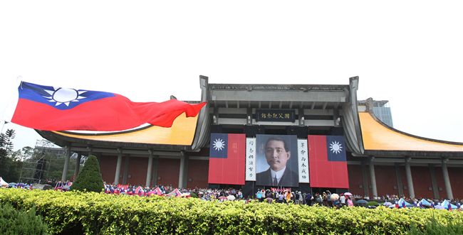 「我愛國旗嘉年華會｣10日在國父紀念館隆重登場，上千名熱愛中華民國及國旗民眾，齊喊「中華民國萬歲｣。（記者邱榮吉/攝影）