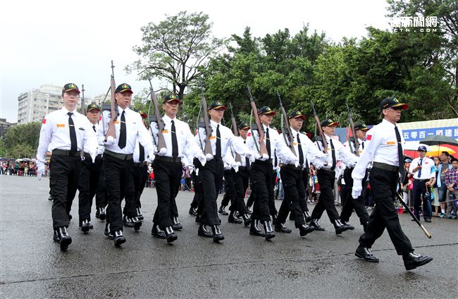 「我愛國旗嘉年華會｣10日在國父紀念館隆重登場，上千名熱愛中華民國及國旗民眾，齊喊「中華民國萬歲｣。（記者邱榮吉/攝影）