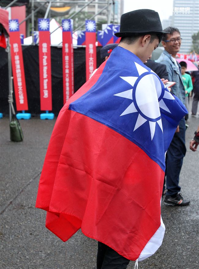 年輕人身上披著國旗參加參加「我愛國旗嘉年華會｣。（記者邱榮吉/攝影）

