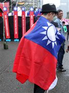 年輕人身上披著國旗參加參加「我愛國旗嘉年華會｣。（記者邱榮吉/攝影）

