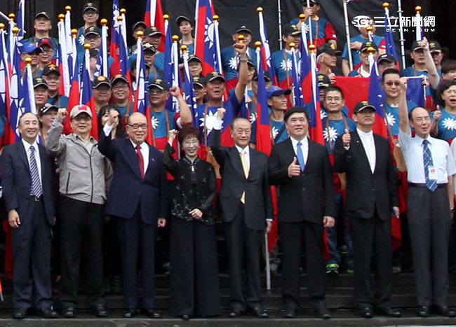 前行政政院長郝柏村出席「我愛國旗嘉年華會｣呼口號。（記者邱榮吉/攝影）