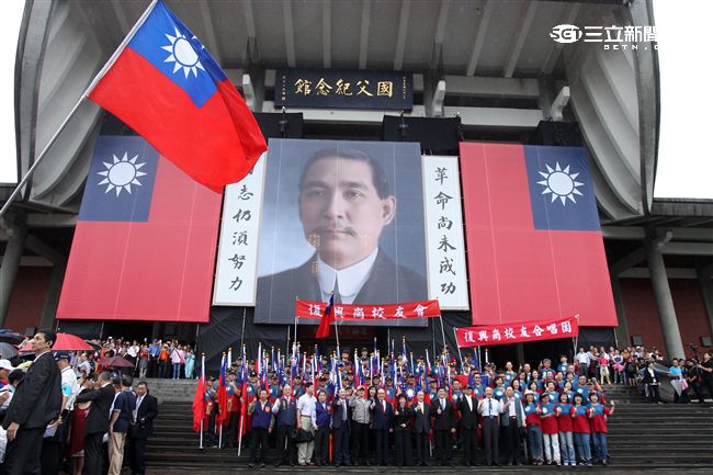 前行政政院長郝柏村出席「我愛國旗嘉年華會｣呼口號。（記者邱榮吉/攝影）