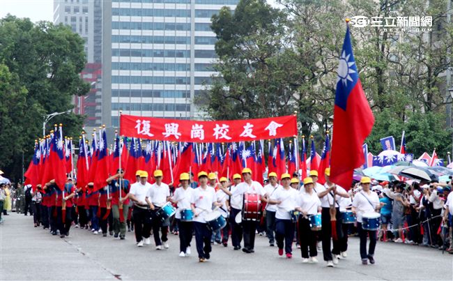 「我愛國旗嘉年華會｣10日在國父紀念館隆重登場，上千名熱愛中華民國及國旗民眾，齊喊「中華民國萬歲｣。（記者邱榮吉/攝影）