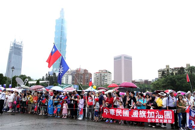 上千民眾參加「我愛國旗嘉年華會｣。（記者邱榮吉/攝影）