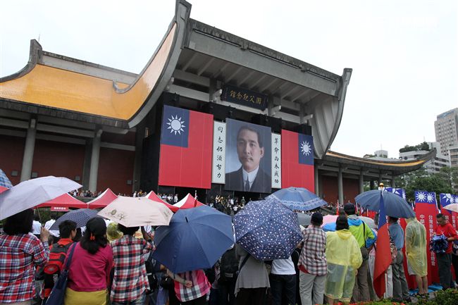 上千民眾參加「我愛國旗嘉年華會｣。（記者邱榮吉/攝影）