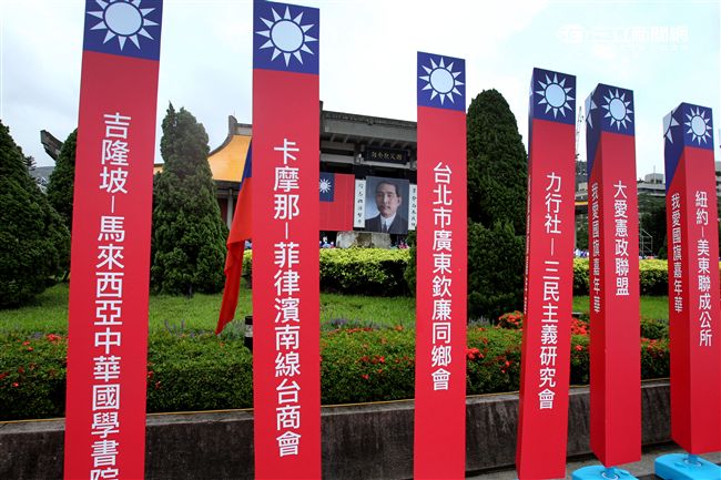 「我愛國旗嘉年華會｣10日在國父紀念館隆重登場，上千名熱愛中華民國及國旗民眾，齊喊「中華民國萬歲｣。（記者邱榮吉/攝影）