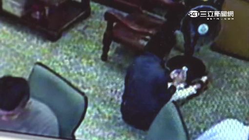 不服開單爆拉扯 女控警打人!畫面揭謊