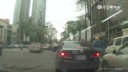 台中工地鐵條掉落 多輛汽車遭刺穿【爆料公社】