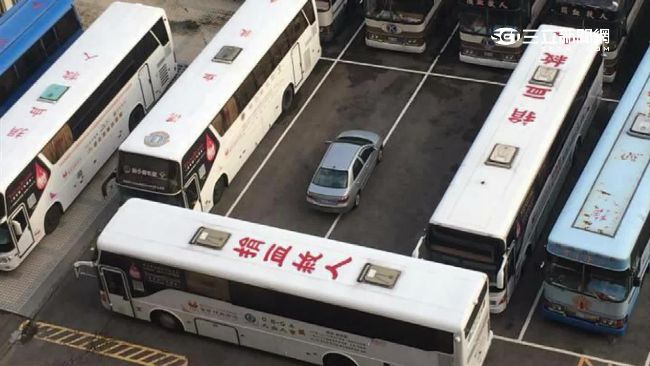 「十月圍車」亂停轎車　捐血巴士說…