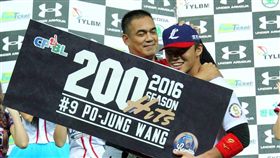 王柏融單季200安賽後陳金鋒頒獎給他（圖／桃猿提供）