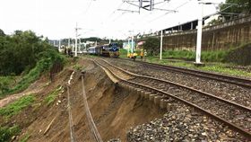 台鐵鹿野站內第3股道（141公里030~100公尺）因邊坡土石滑落，導致鹿野站內第2、3股無法通行／台鐵提供