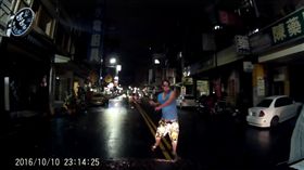 馬路,鐮刀,怪人,用路人,騎士,駕駛(民眾提供)