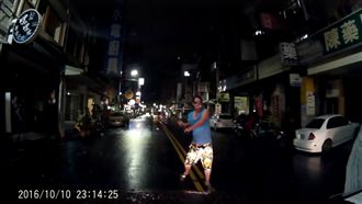 影／三民路現怪人　持鐮刀物攻擊人