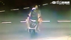 黃、陳兩嫌飛車搶奪鍾女的GUCCI包遭警逮捕（翻攝畫面）