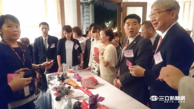 大雨天國慶外賓排隊領傘　外交部致歉