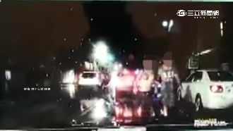 「叭」一聲好意提醒　3人跳上來砸車