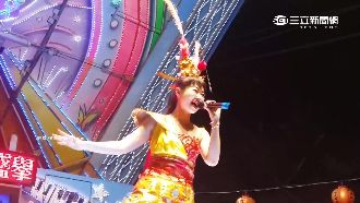 超吸睛！電子花車女郎飆唱《聖鬥士》
