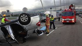 三重新北大橋有小客車翻覆_翻攝畫面