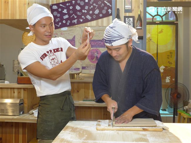 阿耀化身小當家　用職人精神做料理