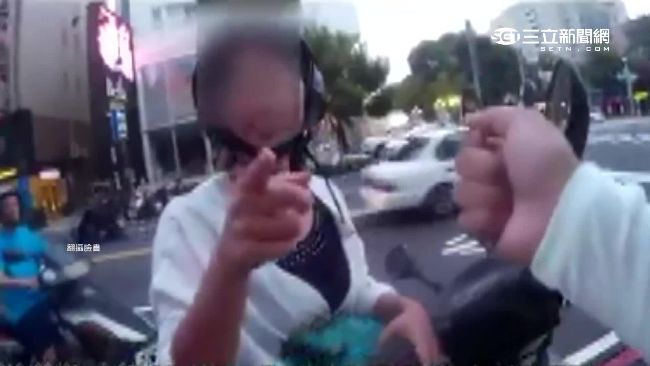 紅燈滑手機被抓　女嗆警：你有證據？