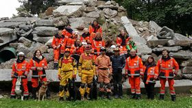 未開檢疫證明救回國  2搜救犬恐被撲殺
圖／翻攝自徐婕姐臉書
https://www.facebook.com/permalink.php?story_fbid=319009698463195&id=100010625017760&pnref=story