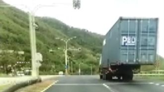 超長貨櫃車太靠近　搖搖晃晃嚇壞阿嬤