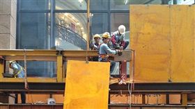 工地,工人,施工
https://www.flickr.com/photos/seeminglee/8229325926/in/photolist-dKD24E-6ngxc9-5go8hw-5Q5K2v-eedJk8-dxcrTL-dBf1ja-JUHzd