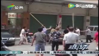 男闖社區搶女童　住戶火大拿竹竿狂打
