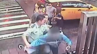 惡煞校門口押人　教官一擋四拉回學生