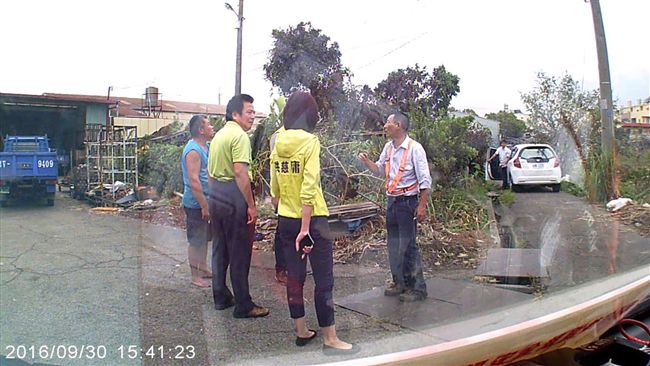 否認「押人修電」　洪慈庸被照片打臉